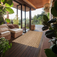 Tappeto Skin Vimini in un ambiente elegante e naturale con mobili in rattan e piante verdi.