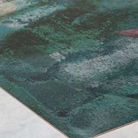 Tappeto Indoor Acquerello con superficie in ciniglia e retro antiscivolo, ideale per arredare gli spazi interni.