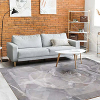 Tappeto Indoor Rosa Bianca in un elegante soggiorno con divano grigio e parete in mattoni, design moderno.