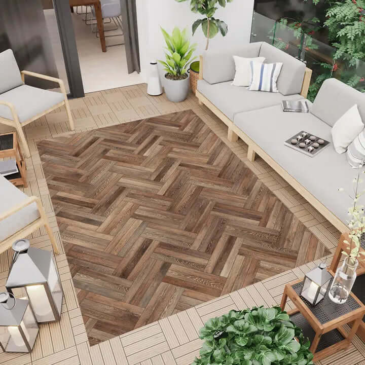 Tappeto da Esterno e Interno Parquet in un ambiente moderno con divani e piante decorative.