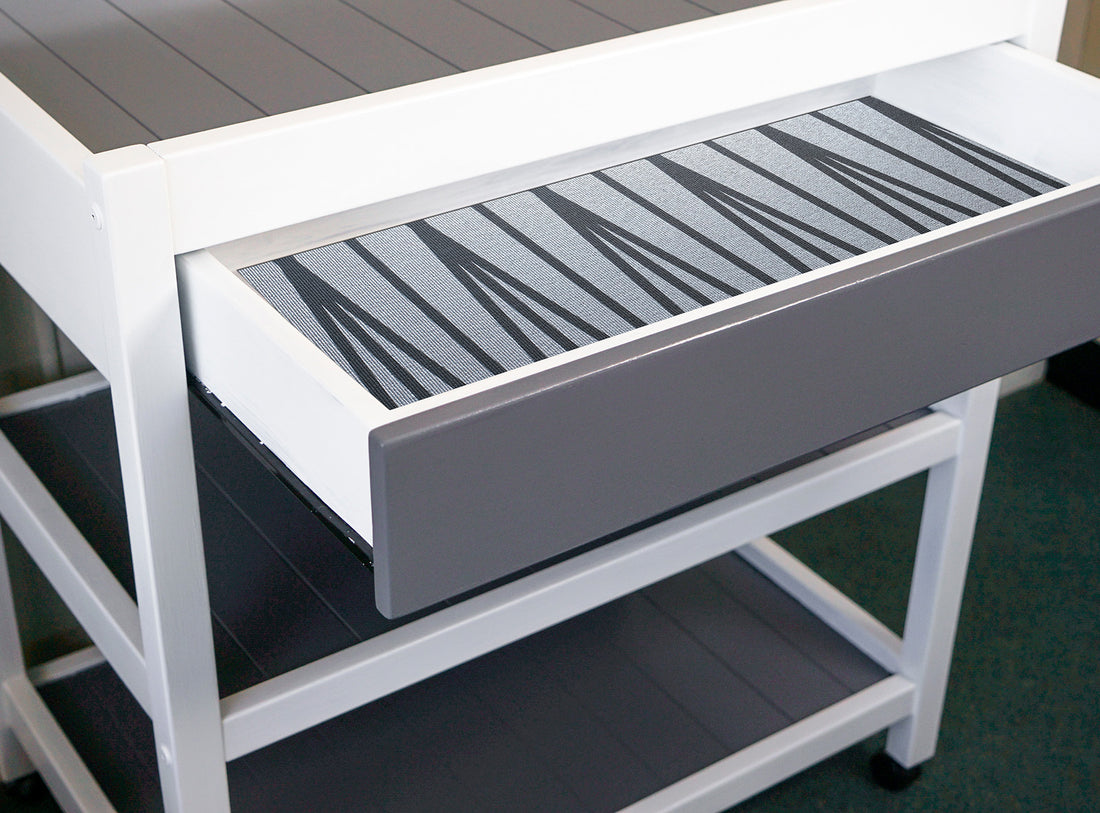 Passatoia Cucina Snoopy Dance in un cassetto di un mobile da cucina moderno e pratico.