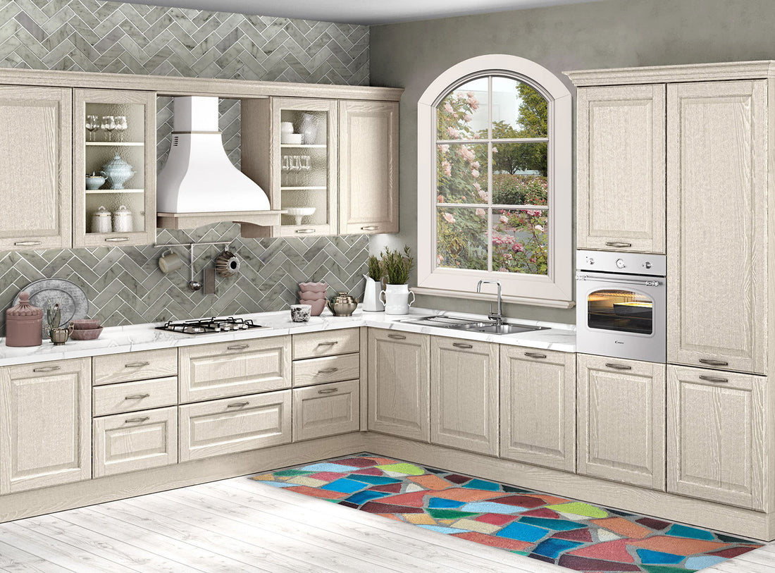 Cucina moderna con mobili chiari e Passatoia Cucina Skin Mosaico colorata sul pavimento.