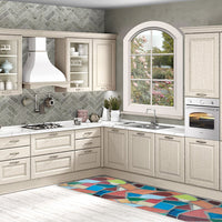 Cucina moderna con mobili chiari e Passatoia Cucina Skin Mosaico colorata sul pavimento.