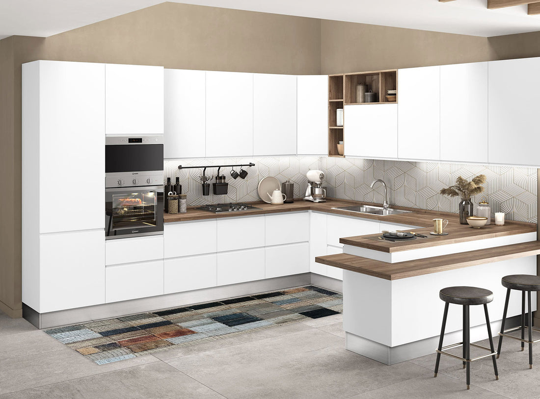 Passatoia Cucina Skin Natural in una cucina moderna con armadi bianchi e dettagli in legno.