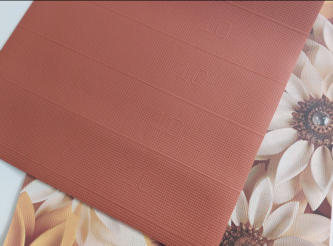 Passatoia Cucina Skin Amore in colore terracotta con motivi floreali sul fondo.