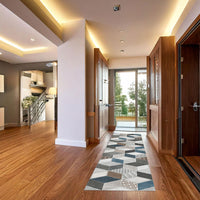 Passatoia Cucina Skin Tempio in un elegante ingresso con pavimento in legno e porte in legno massello.