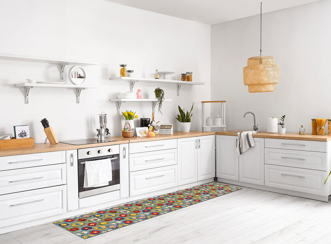 Passatoia Cucina Daily Uncinetto in un moderno ambiente cucina bianco con dettagli colorati.