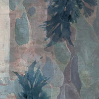 Tappeto Indoor Acacia, design elegante con foglie verdi su sfondo astratto in toni blu, ideale per decorare spazi interni.