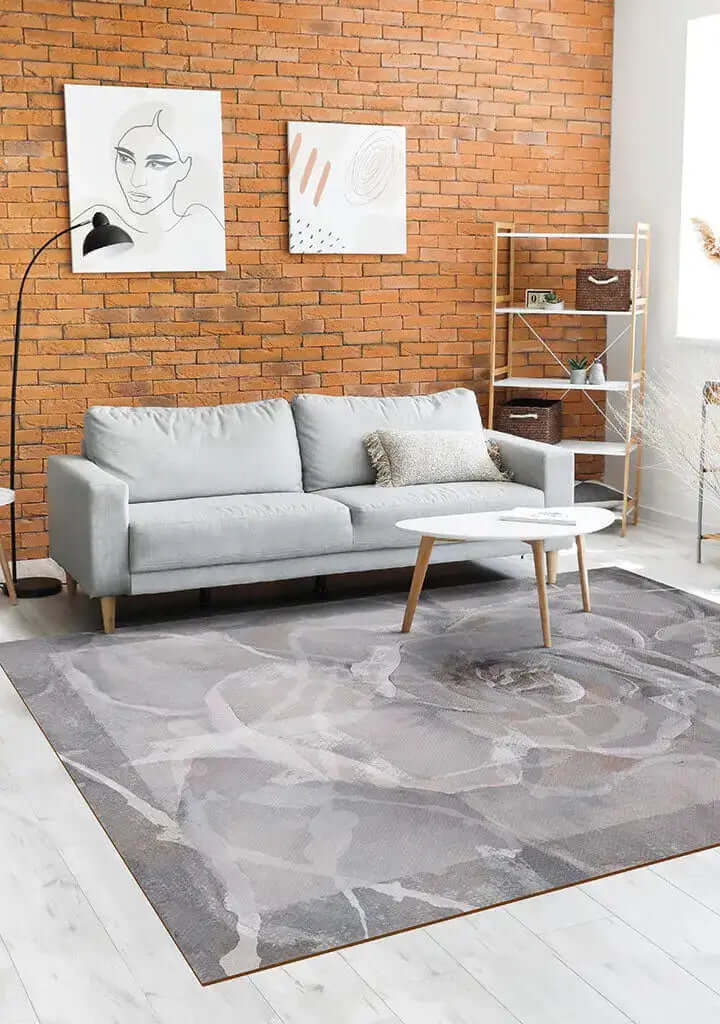 Tappeto Indoor Rosa Bianca in un elegante soggiorno con divano grigio e parete in mattoni, design moderno.